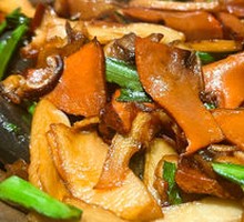 Stir-fried King Oyster Mushrooms with Black Trumpet
