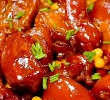 Braised Pig Trotters in Iron Pot