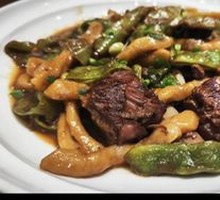 Pork Ribs with Green Beans and Wheat Rolls