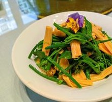 Stir-fried Loofah Tips with Fresh Tofu Skin