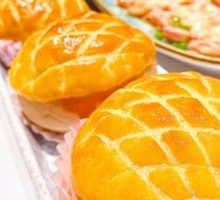 Crispy Pastry Pineapple Bun with Water Milk