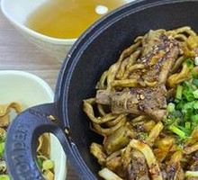 Stir-Fried Noodles in Iron Pot