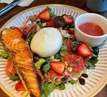 Burrata and Prosciutto Salad
