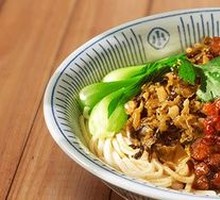Sour Cabbage Braised Pork Noodles