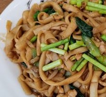 Stir-Fried Noodles with Garlic Shoots and Shredded Pork