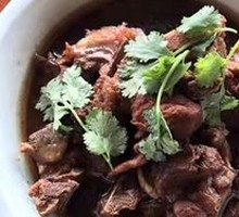 Braised Pork Knuckle in Clay Pot