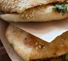 Braised pork in fried flatbread