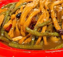 Pork Ribs with Green Beans and Wheat Rolls