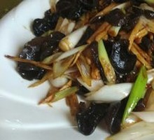 Stir-fried Tea Tree Mushrooms with Wood Ear