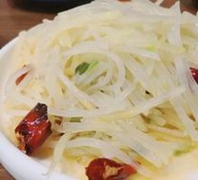 Stir-fried shredded potatoes with three丝