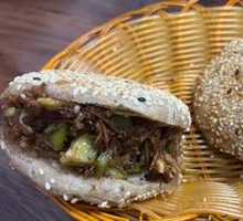 Braised pork in fried flatbread