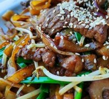 Stir-Fried Beef Rice Noodles