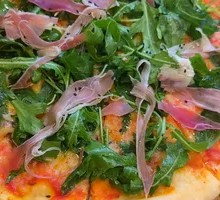 Prosciutto di Parma Pizza with芝麻 Leaves