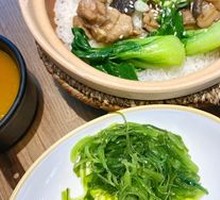 Braised Chicken with Mushrooms in Clay Pot Rice