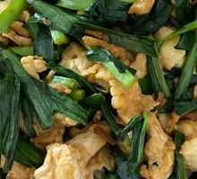 Stir-fried eggs with chives