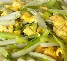 Stir-fried Eggs with Garlic Greens