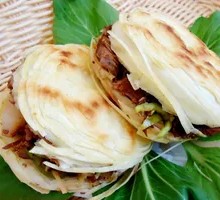 Braised pork in fried flatbread
