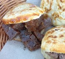 Braised pork with flatbread
