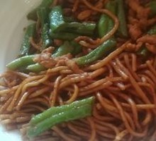 Stir-Fried Noodles with String Beans and Pork