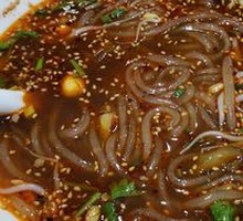 Spicy Chicken Noodle Soup with Herbal Flavor