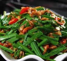 Stir-fried河虾 with leeks