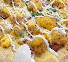 Golden Salted Egg Yolk Chicken Pizza