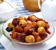 Braised pork belly with quail eggs