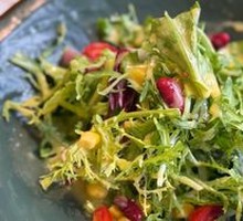 田园风光沙拉佐百香果汁