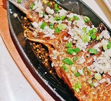 Grilled Crucian Carp on Iron Plate