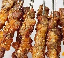 Charcoal-grilled lamb skewers