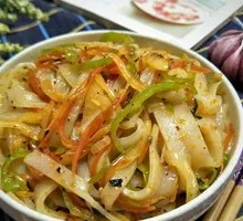 Stir-fried egg with green pepper and cold rice noodles