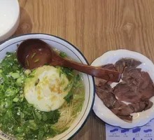Large Beef Shank Noodle Soup in a Comfortable Environment