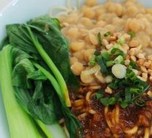 Spicy Pork Sauce Noodles with Peas