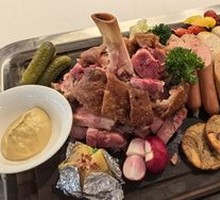 Seven-Leaf Special Roast Pig Trotter with Sausage