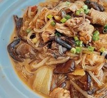 Stewed Chicken with Mushroom Noodles