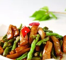 Stir-fried green beans with earthworm noodles