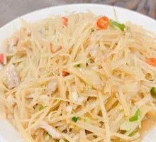 Shredded potato stir-fried with meat