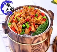 Stir-fried Yellow Beef with Rice in Wooden Bucket
