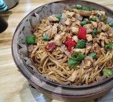 Stir-Fried Chicken with Bell Peppers and Noodles