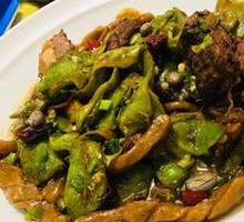 Pork Ribs with Green Beans and Wheat Rolls