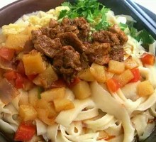 Dry Tossed White Noodles with Meat Sauce