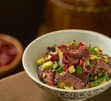 Stir-fried Winter Garlic with Xiangxi Preserved Yellow Beef
