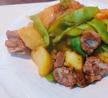 Pork ribs with potato and green beans