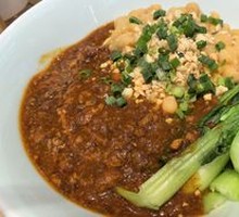 Spicy Pork Sauce Noodles with Peas