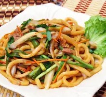 Stir-Fried Chicken and Mushroom Noodles