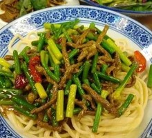 Stir-fried Pork with Garlic Shoots and Noodles