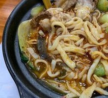 Braised Beef Noodles in Clay Pot