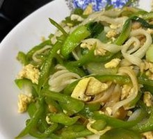Stir-Fried Egg and Green Pepper with Knife-Cut Noodles