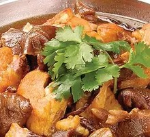 Stewed Chicken with Mushrooms in Pot