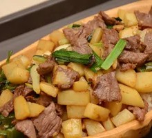 Spiced Potato and Minced Pork Noodles